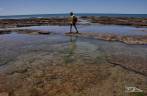 Caminhando por entre piscinas naturais na praia de Las Grutas, na Argentina